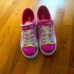New (w/o box) YTH Size 4 Heelys